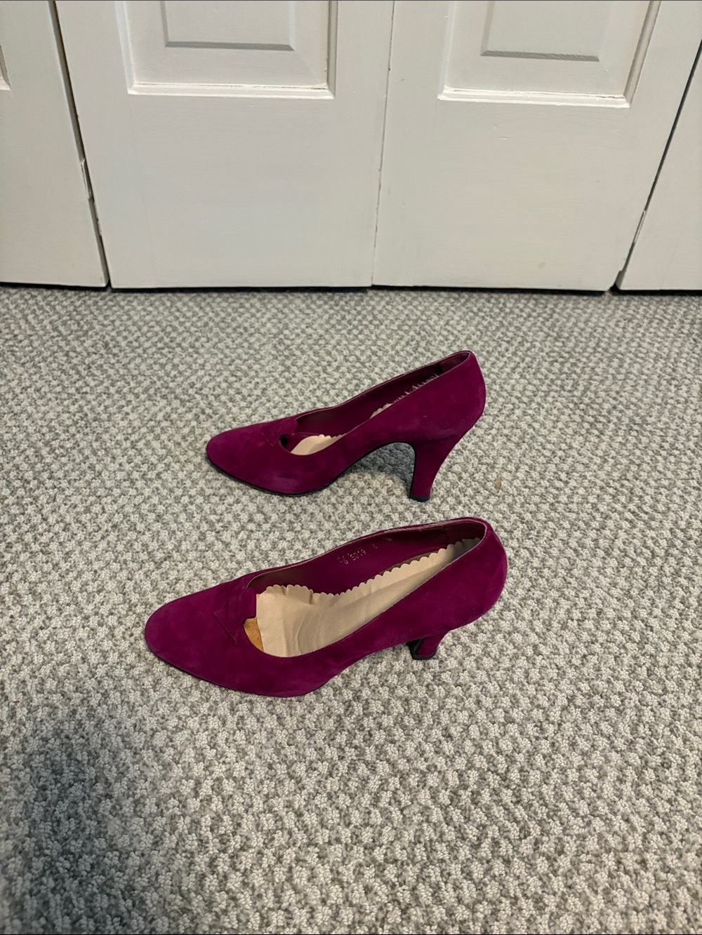 Manolo Blahnik Magenta Suede Pointed-Toe Pumps - Picture 4 of 7